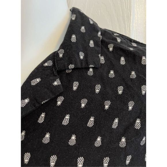 Old Navy Short Sleeve Casual Button Down. Pineapples. Size Medium - Picture 4 of 4